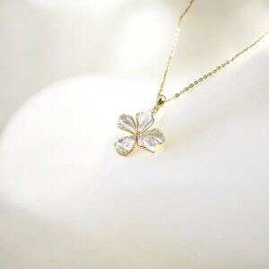 White Enamel Bloom Gold Necklace - Iris